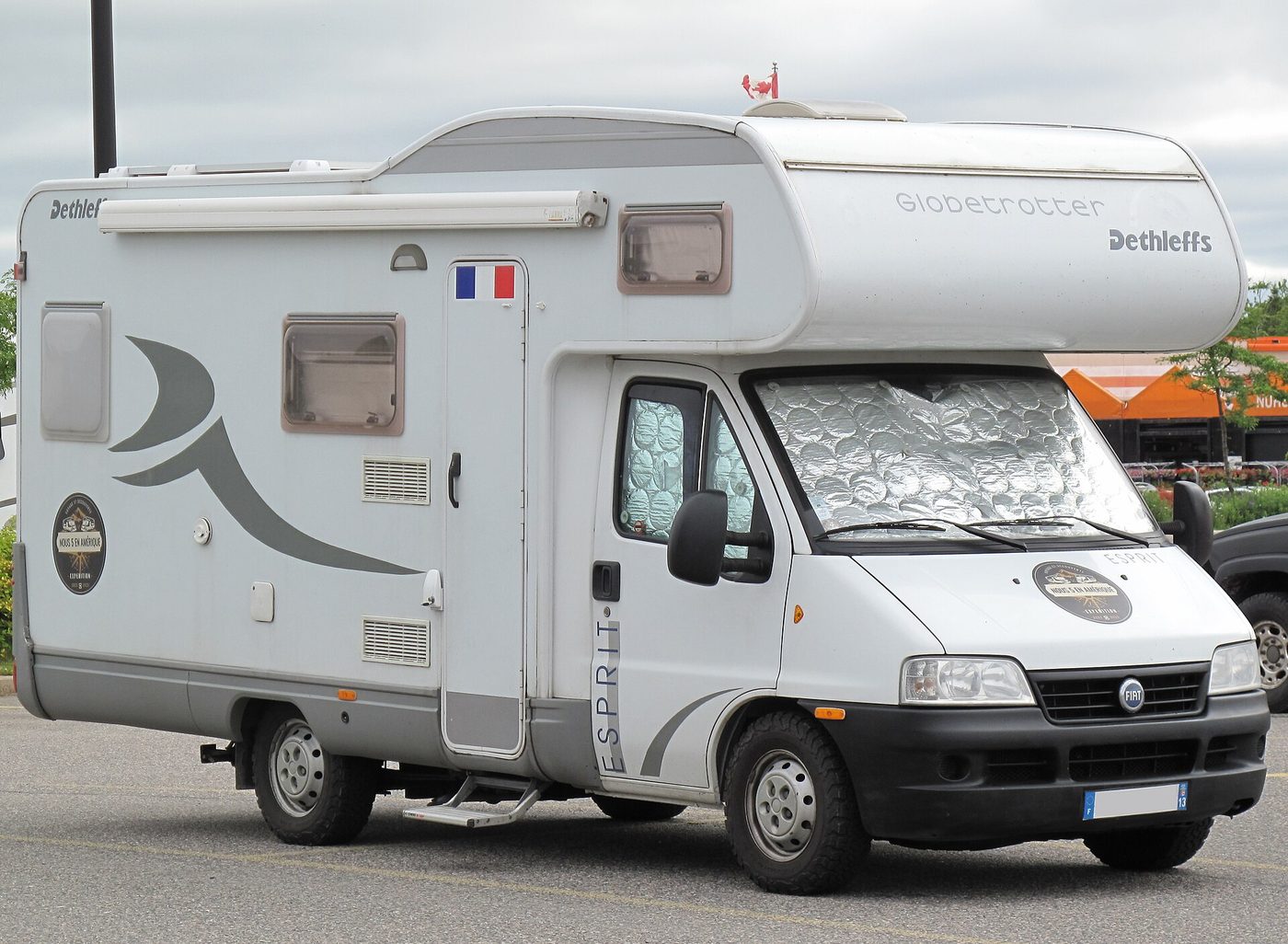 Alkoofcamper op een parkeerplaats