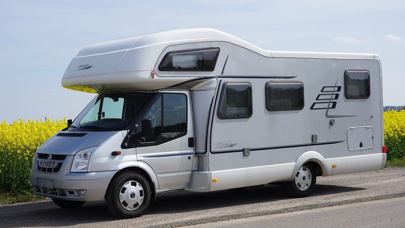 Alkoofcamper, met het bed boven de cabine