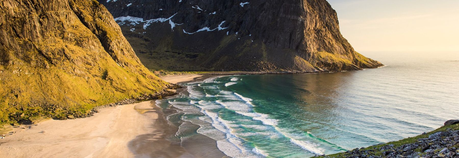 Strand met bergen aan de kust