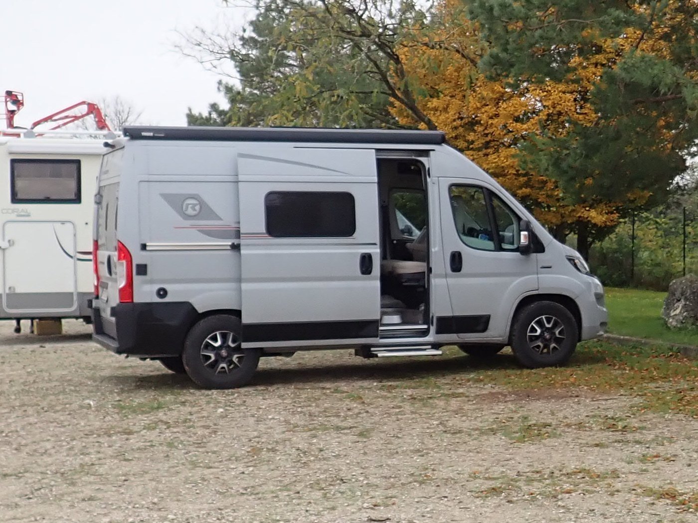 Buscamper op een camperplaats